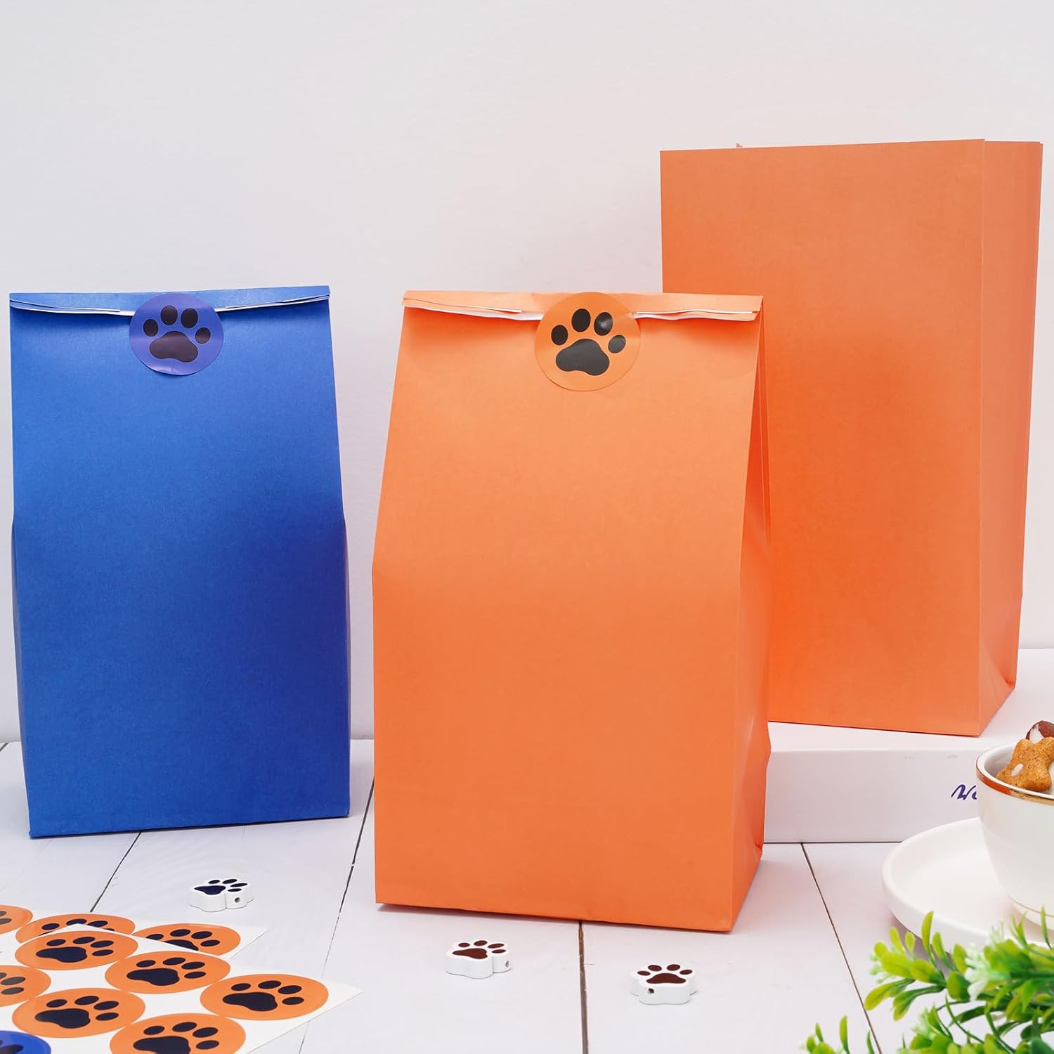 Whaline 24 bolsas de regalo de fiesta de color azul y naranja, bolsas de regalo de papel con calcomanías de pata de perro, bolsas de dulces para