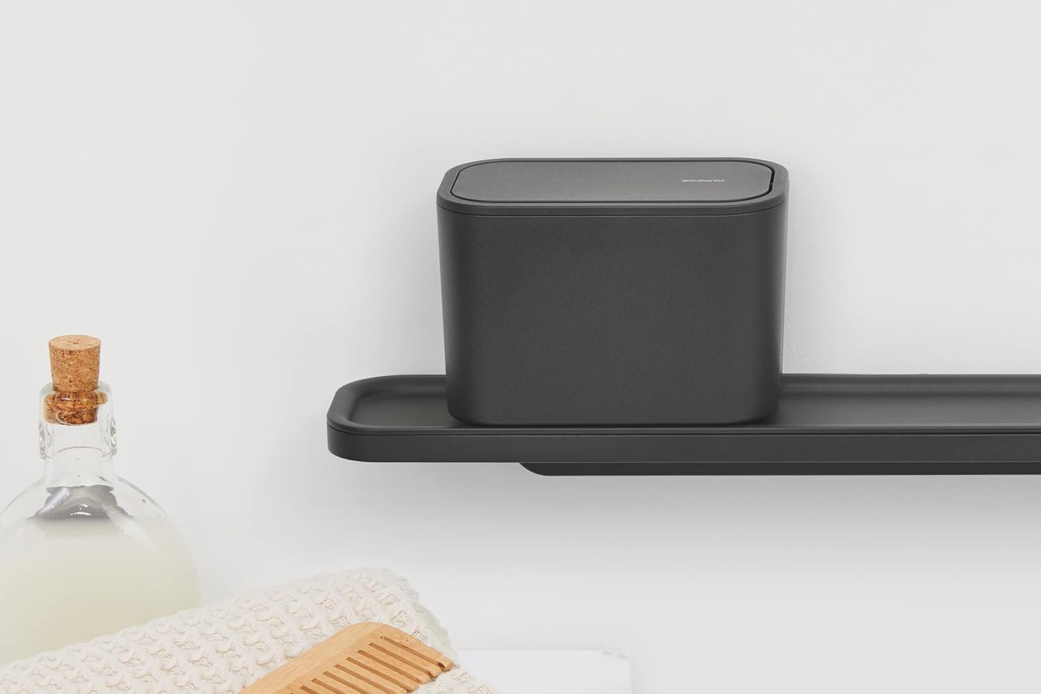 Brabantia MindSet – Cubo de basura pequeño para baño (gris oscuro) Contenedor higiénico con tapa abatible para desechar cosméticos usados,