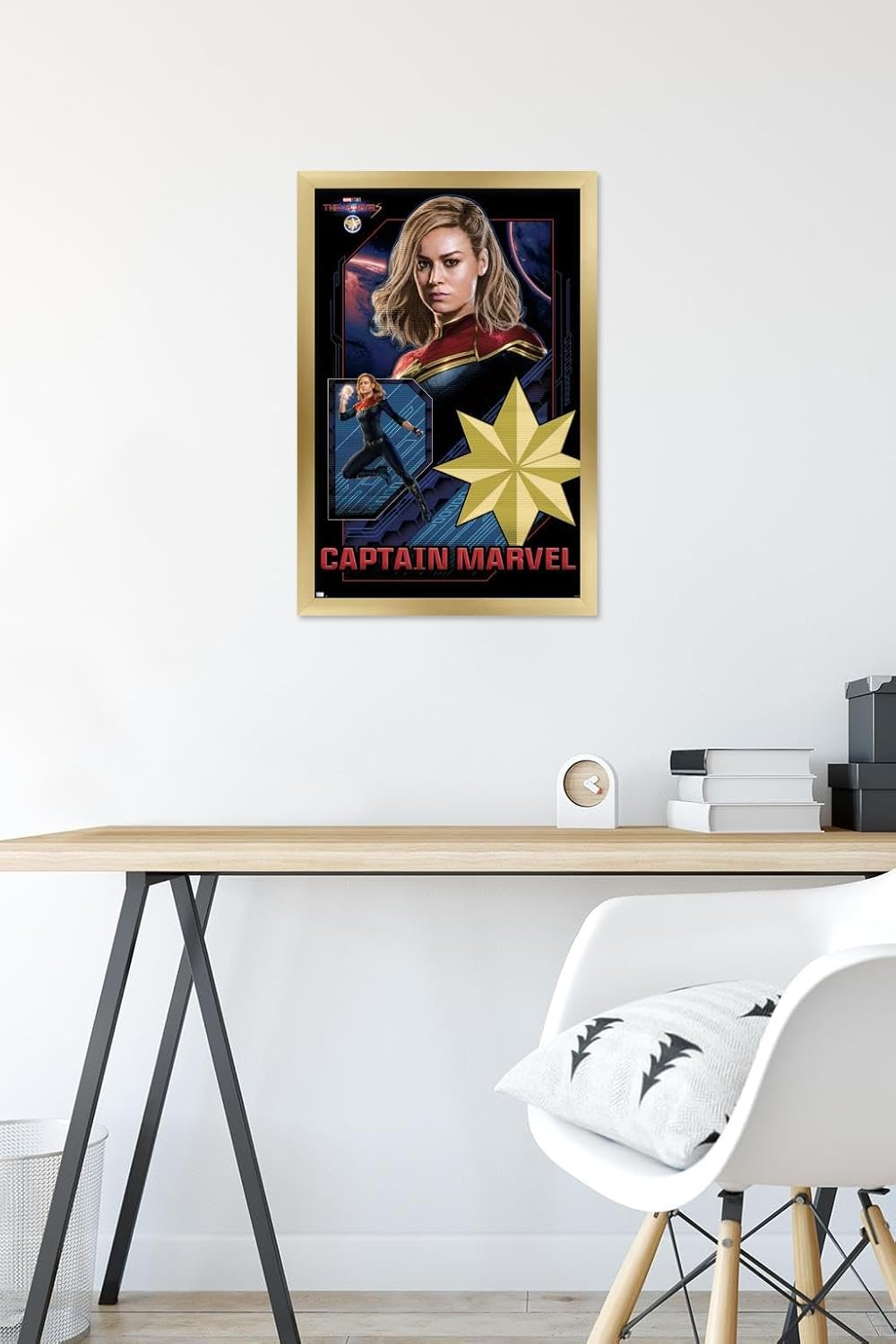 Trends International Marvel The Marvels – Póster de pared del Capitán Marvel, 14.72 x 22.37 pulgadas, versión enmarcada en oro