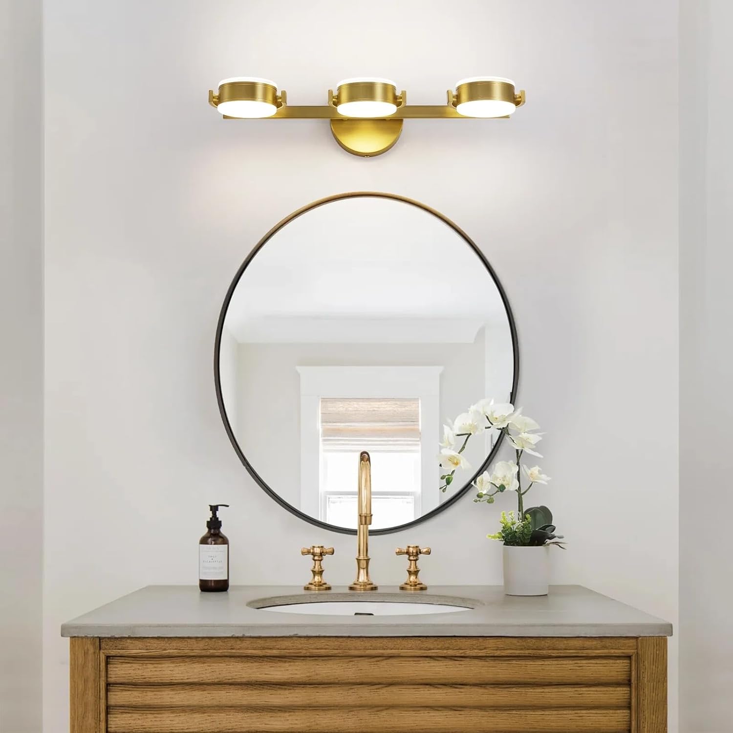 Luces de baño sobre el espejo 3 luces de oro cepillado LED giratorias de 360 para tocador de baño – Modernas lámparas de montaje en pared de 30 W