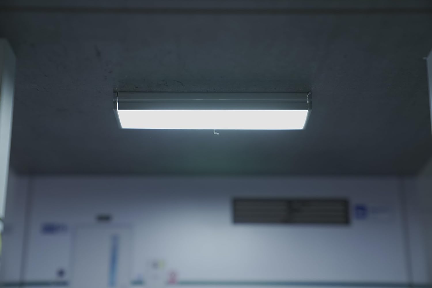OUKANING Vitrina de garaje para coche a escala 124 con cubierta acrílica transparente e iluminación LED para 2 plazas de estacionamiento, estuche,