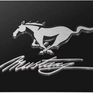 Placa de acero inoxidable negra con logotipo 3D de Ford Mustang Pony y Script, fabricada en los Estados Unidos, con licencia oficial Placa de acero inoxidable negra con logotipo 3D de Ford Mustang Pony y Script, fabricada en los Estados Unidos, con licencia oficial