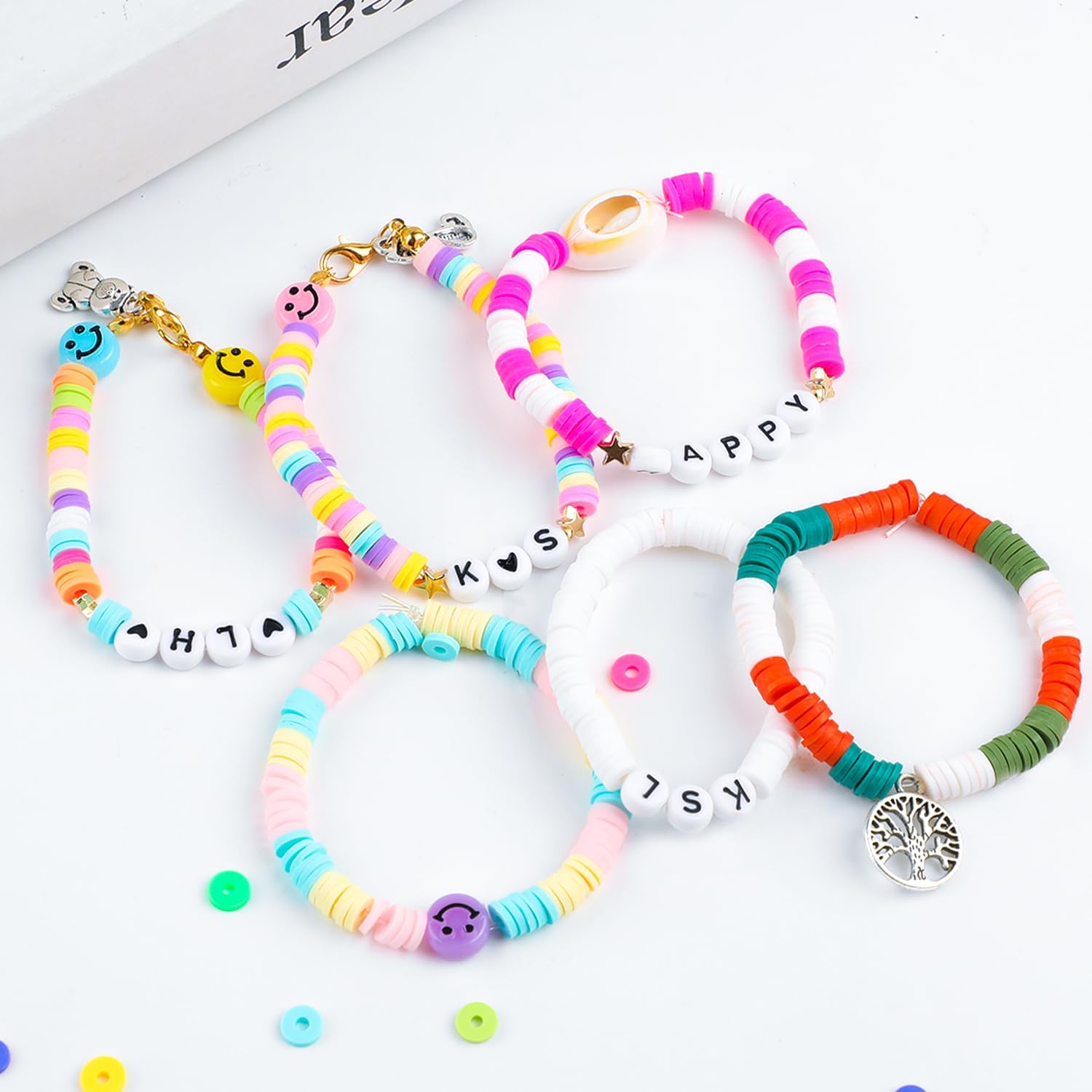 STEFORD Juego de 6000 cuentas de arcilla, 24 cuentas de arcilla de colores para hacer pulseras, cuentas de arcilla con dijes, cuentas de letras para