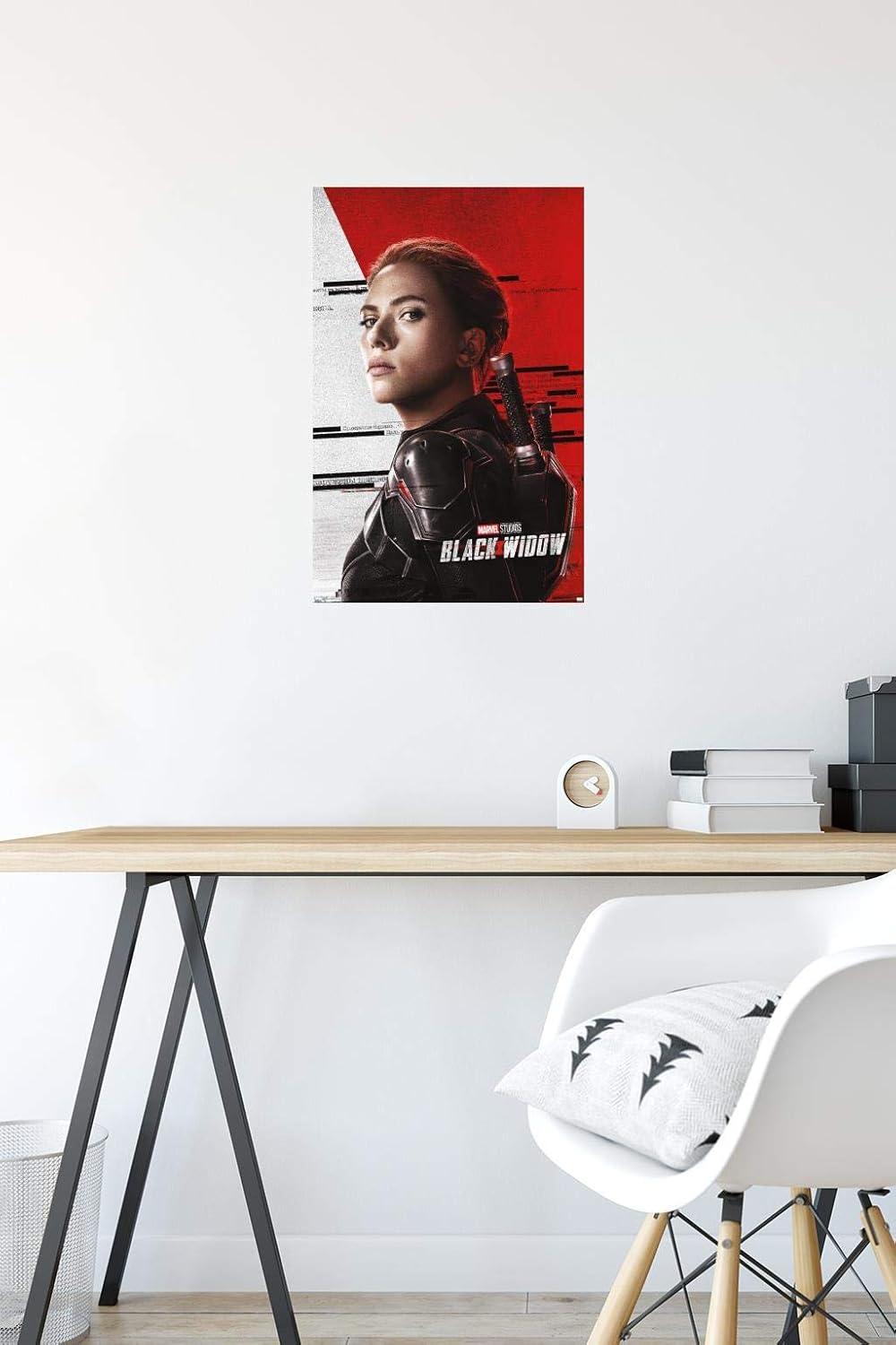 Trends International Marvel Cinematic Universe – Póster de pared con pose de Black Widow, 14.725 x 22.375 pulgadas, versión premium sin marco