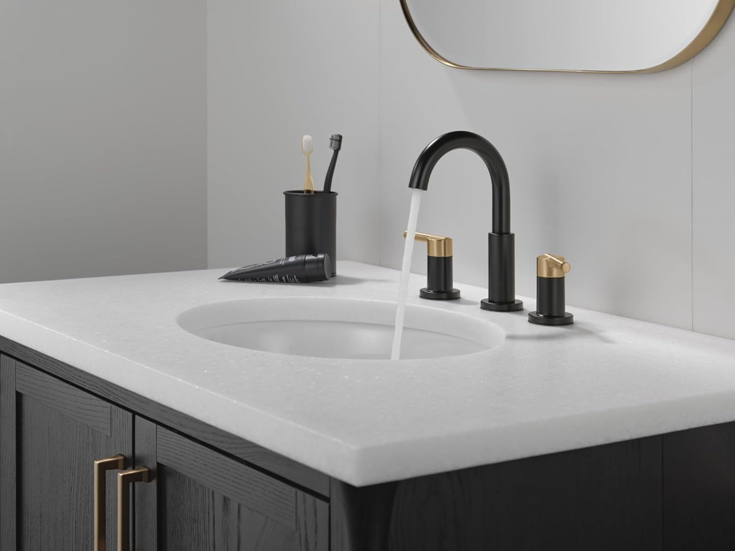 Delta Faucet Nicoli – Grifo de baño generalizado de 3 agujeros, grifo de baño negrodorado, grifo de lavabo de baño, montaje de drenaje, negro