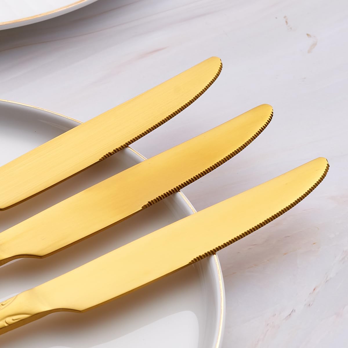 Juego de cubiertos dorados de 30 piezas, cubiertos de acero inoxidable con acabado satinado que incluye tenedores, cucharas y cuchillos, diseño de