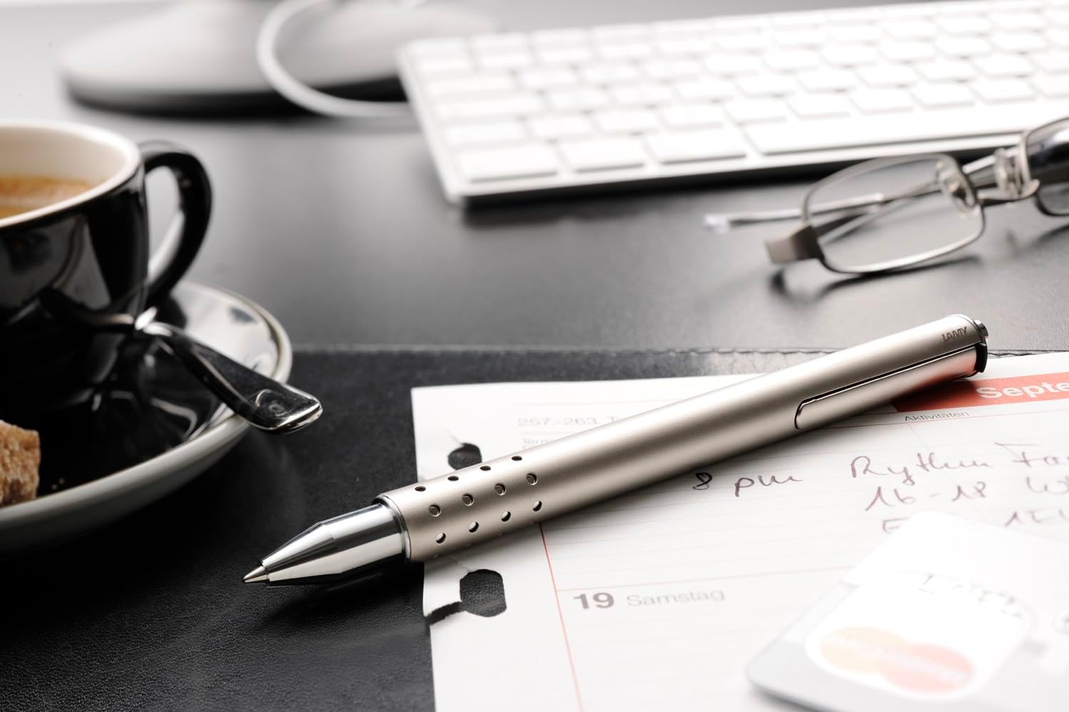 LAMY swift 335 – Bolígrafo roller en superficie de laca negro-verde con puntos de acero inoxidable y clip retráctil, con recambio de bolígrafo M 66