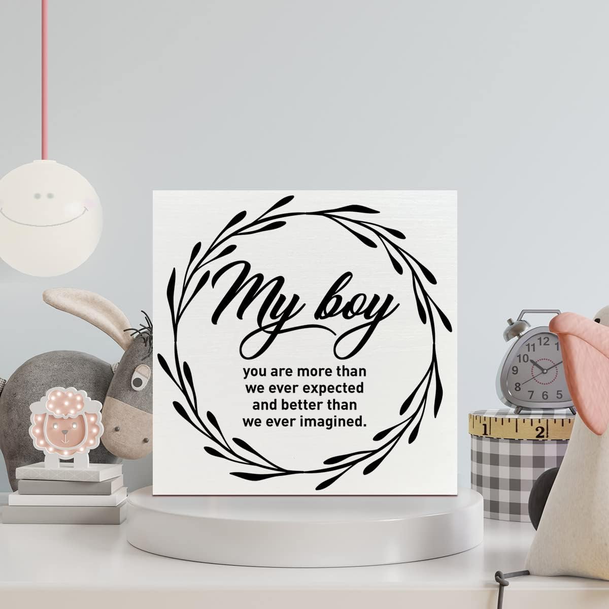 Letrero de madera para habitación de niños, con texto en inglés “Better Than We Ever Imagineded”, inspiradora decoración de escritorio para