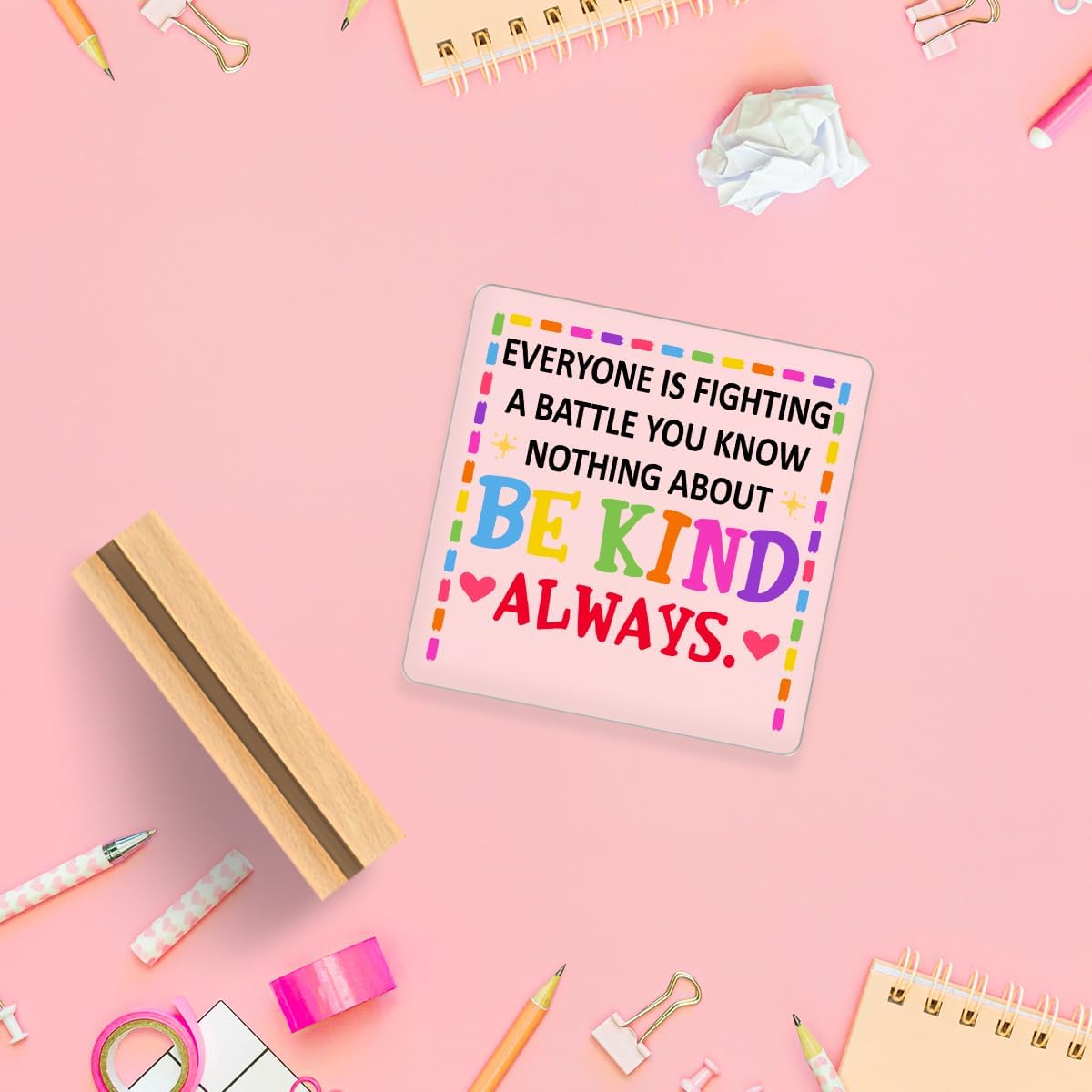 Decoración inspiradora de escritorio, con texto en inglés “Everyone You Meet is Fighting a Battle You Know Nothing About de acrílico con soporte de
