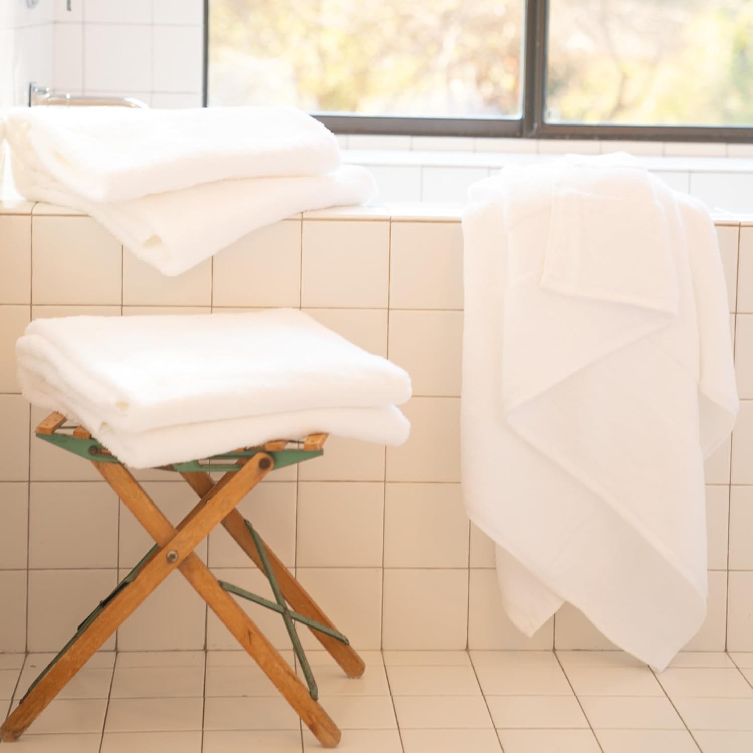FluffCo Toalla de hotel de lujo  Toalla de baño de alta calidad altamente absorbente hecha de 100% algodón  Toalla blanca súper suave con borde de