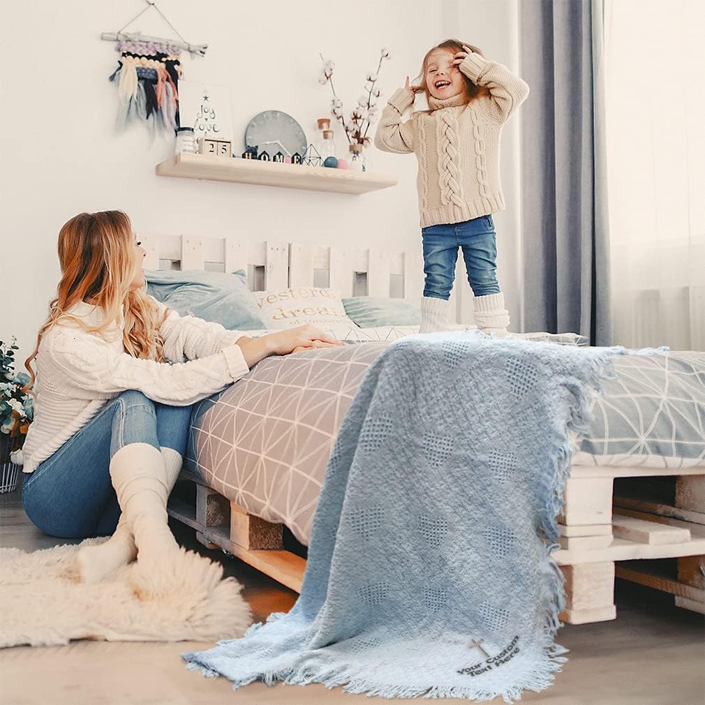 Mantas de bebé bordadas personalizadas para niños y niñas Cruz plata, Texto y nombre personalizados en blanco aquí