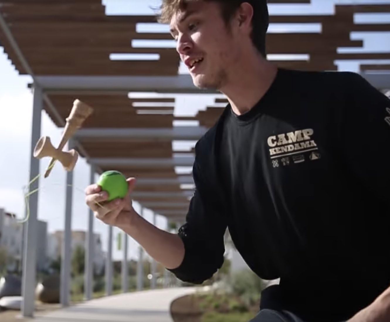 Sweets Kendamas Radar Boost Kendama – Pintura adhesiva, perfecta para principiantes, paquete de regalo de accesorios de cuerda extra (rojo)
