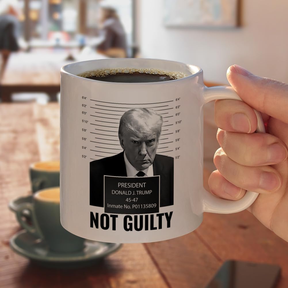 GRAPHICS & MORE Trump Mugshot Not Guilty – Taza de café de cerámica, tazas de regalo novedosas para café, té y bebidas calientes, 11 onzas, color