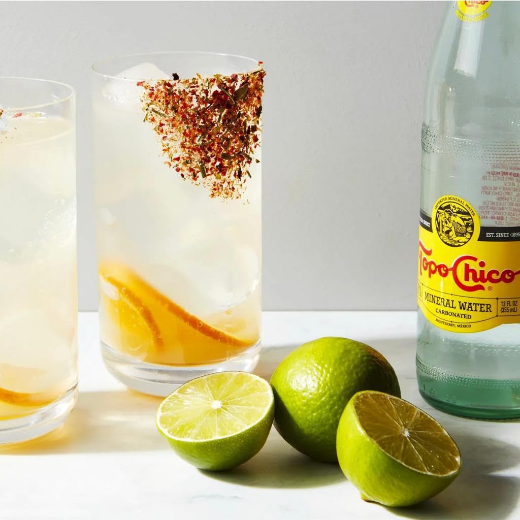 Topo Chico – Botellas de plástico natural de agua mineral de 20 onzas líquidas, 10 unidades, taza de bienvenida de 16 onzas, 2 unidades, Clamato
