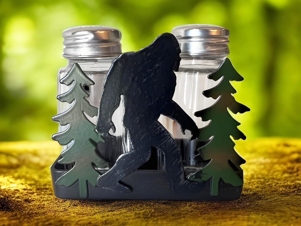 Bigfoot Sasquatch Yeti – Juego de salero y pimentero, silueta de metal, escena silvestre con cocteleras de vidrio, decoración artística de montaña