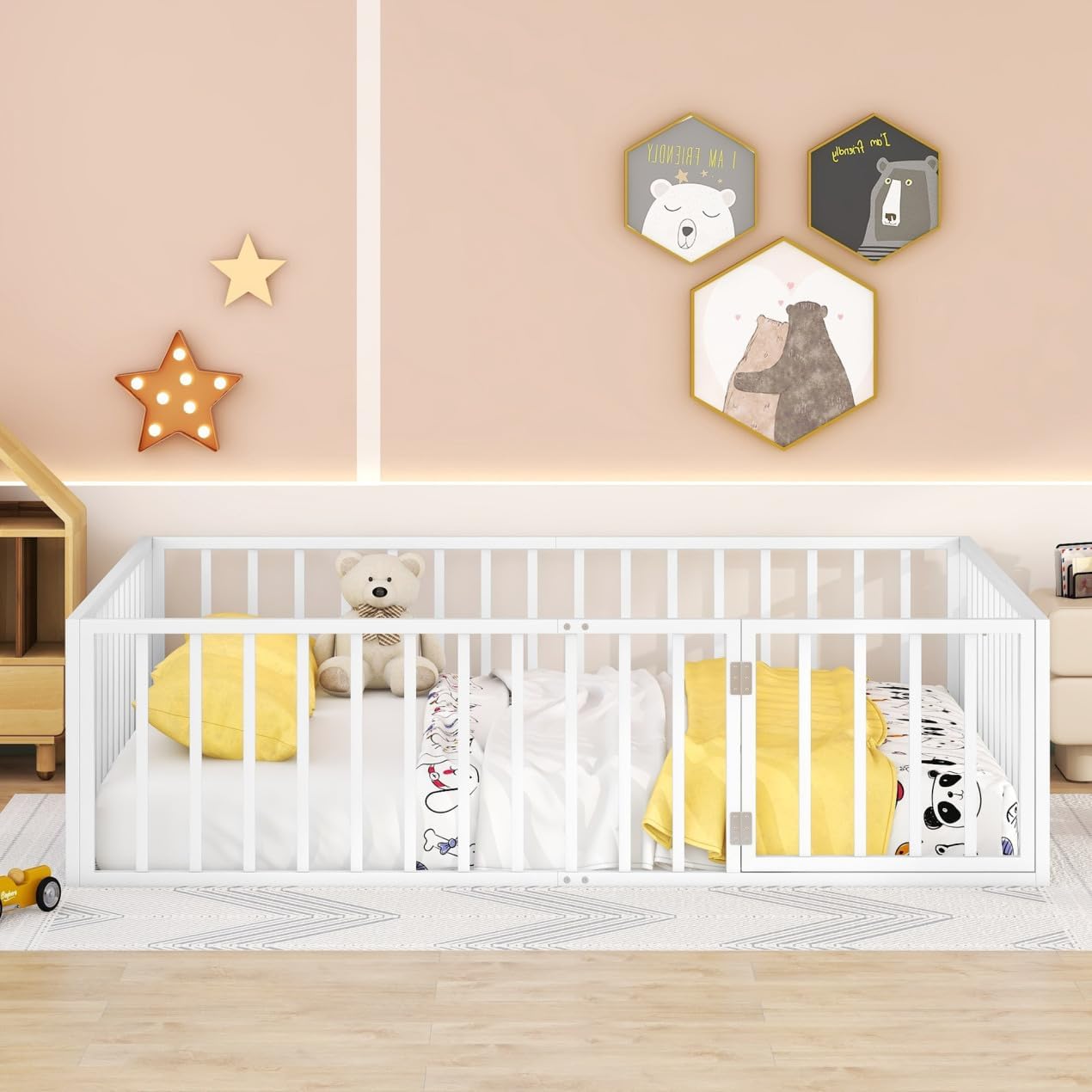 TURRIDU Cama de suelo de metal tamaño Queen, marco de cama Montessori Queen con valla y puerta, cama Queen con diseño de puerta, cama de valla para
