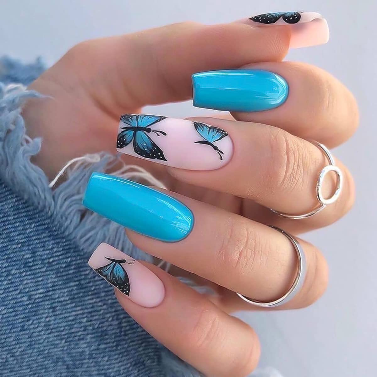 Uñas postizas medianas azules a presión con diseño de mariposa con diseño de uñas acrílicas nudes brillantes, uñas postizas de cobertura completa,
