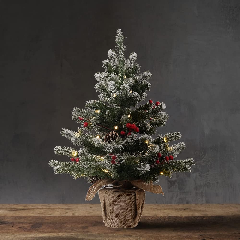 DECSPAS – Mini árbol de Navidad nevado preiluminado de 24 pulgadas y 2 pies, árbol de Navidad flocado de mesa pequeño con 20 luces LED, bayas rojas