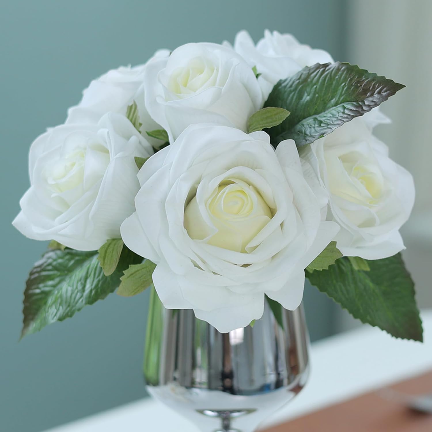 FOTEEWL Flores artificiales de tacto real con jarrón, rosas de seda falsas en jarrón, ramo de arreglos florales de imitación para decoración de mesa