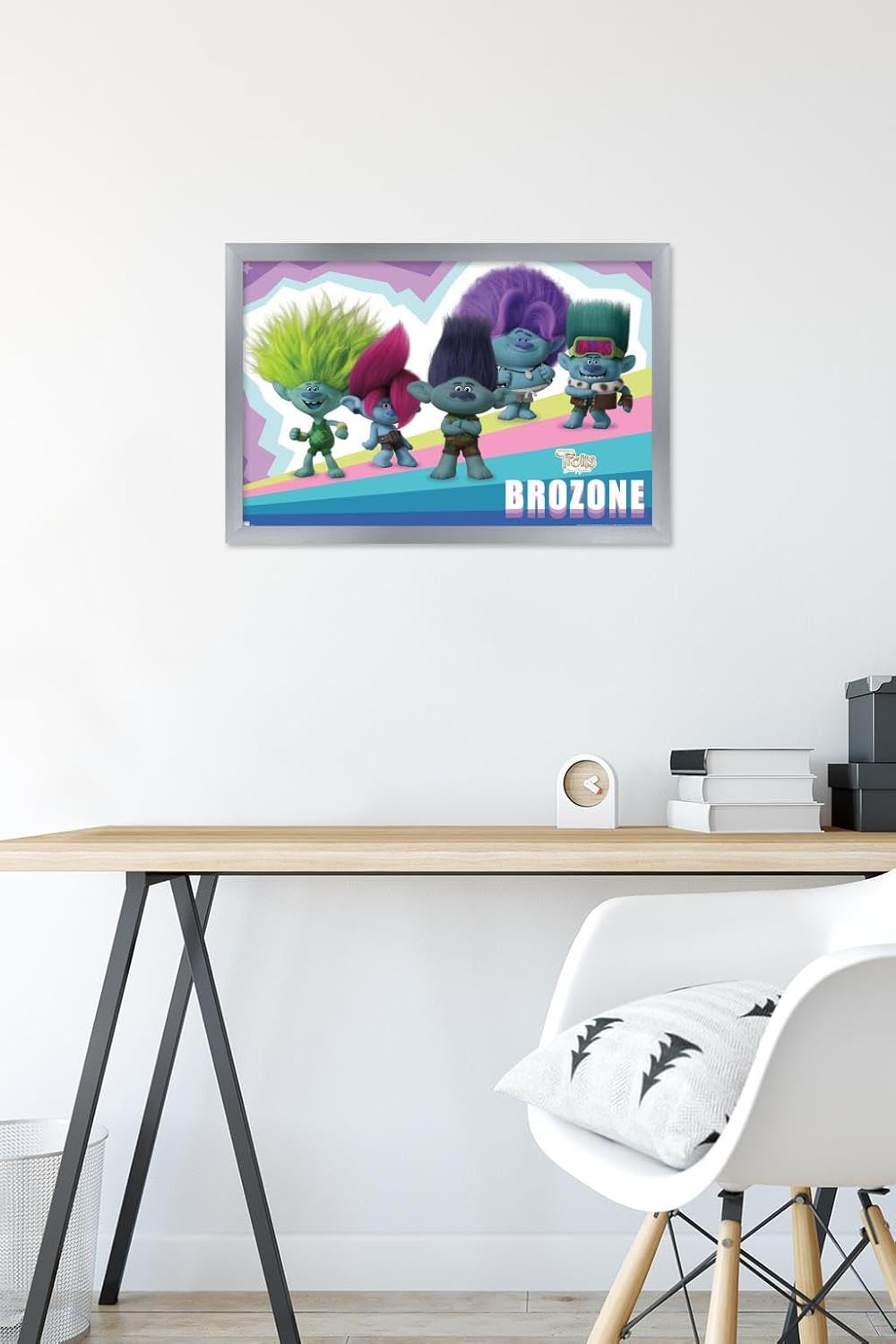 Trends International Trolls Band Together – Póster de pared de brozone, 14.72 x 22.37 pulgadas, versión enmarcada en plata