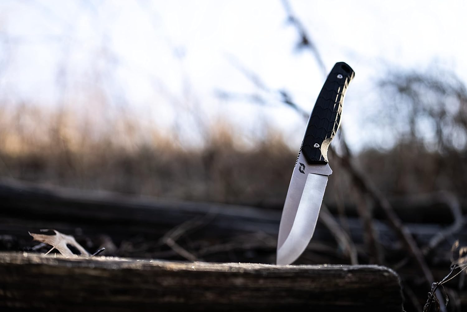 Schrade Delta Class Exertion – Hoja fija de punto de caída de 8.5 pulgadas con hoja de acero AUS-10 de 4 pulgadas y agarre antideslizante para