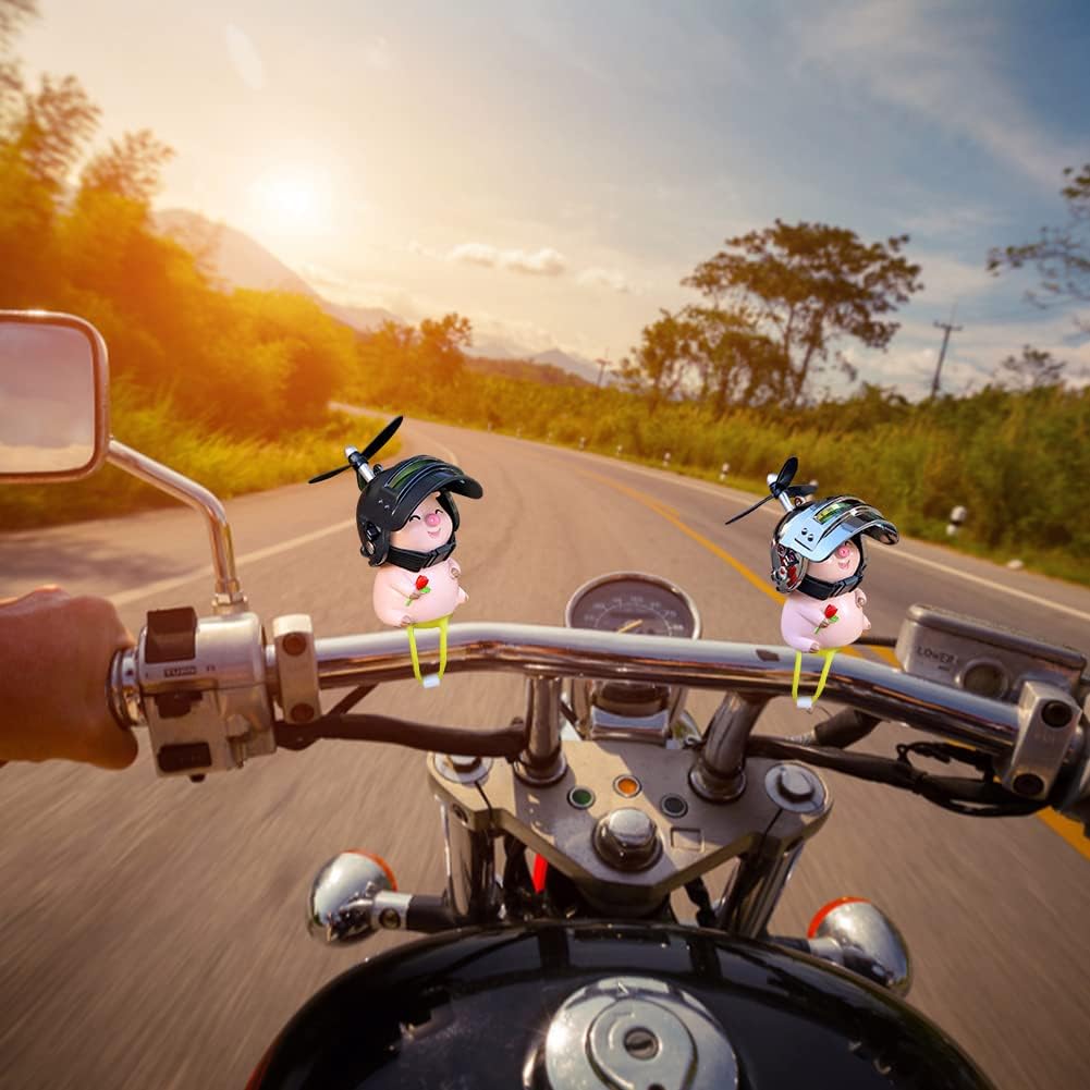 ikasus Lindas figuras de muñeca de cerdo con casco, adorno de cerdito de la suerte, colgante para bicicleta, motocicleta, coche eléctrico, tablero