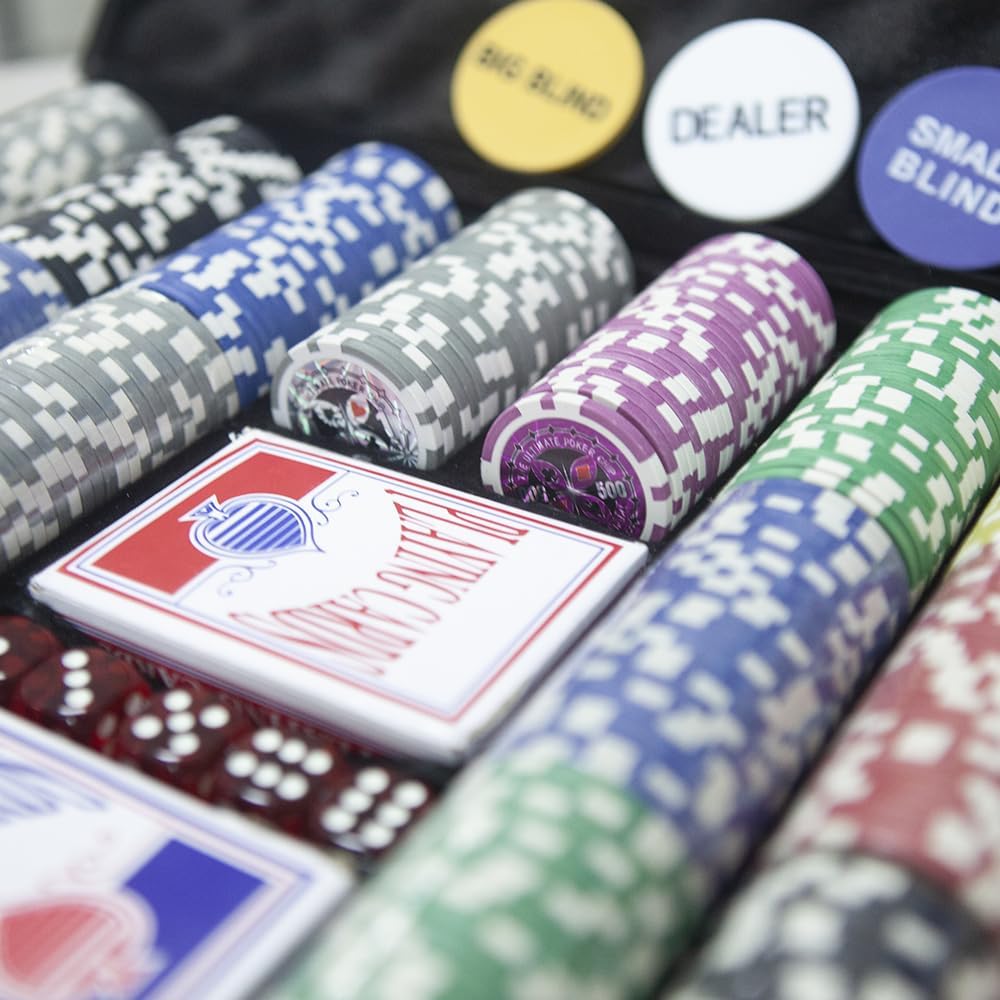 THUNDERBAY Juego de 500 fichas de póquer compuesto de arcilla con estuche de aluminio, dos barajas de cartas, distribuidor y botón ciego y 5 dados