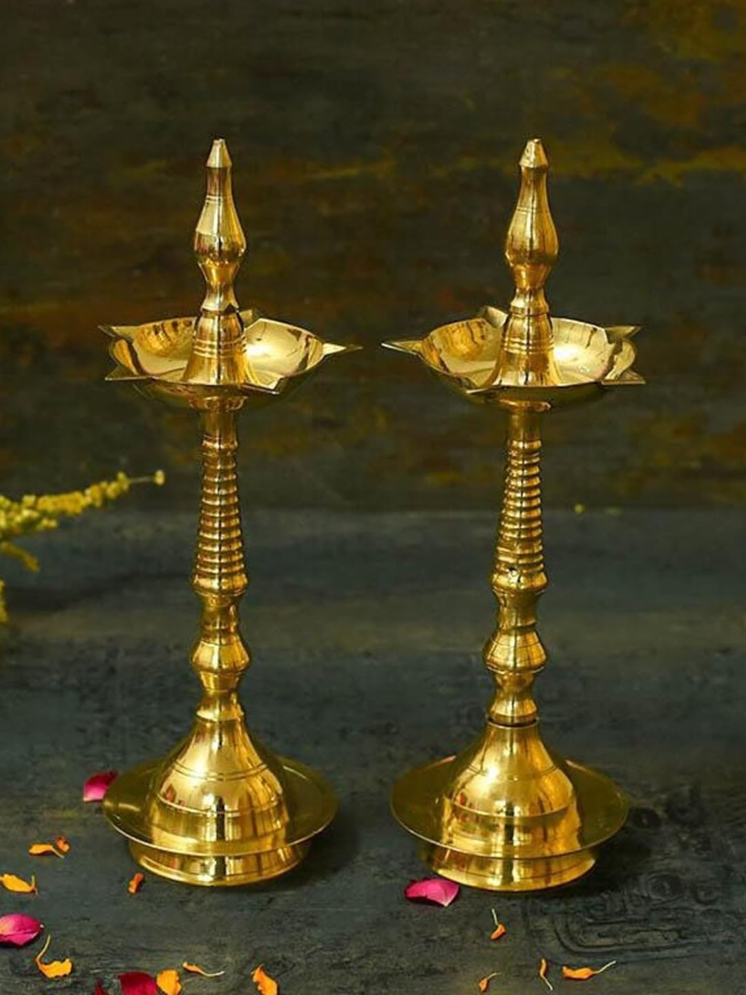 TIED RIBBONS Juego de 2 soportes de Kerela de 10 pulgadas Samai Diyas  Lámparas de aceite Deepam Diya de latón dorado para decoración de Pooja y