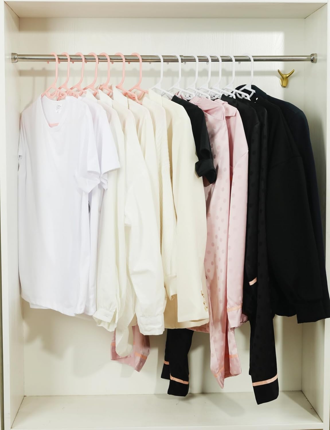 Paquete de 30 perchas de plástico rosa, apilables, ahorran espacio, perchas resistentes y duraderas para camisas, pantalones, abrigos, vestidos,
