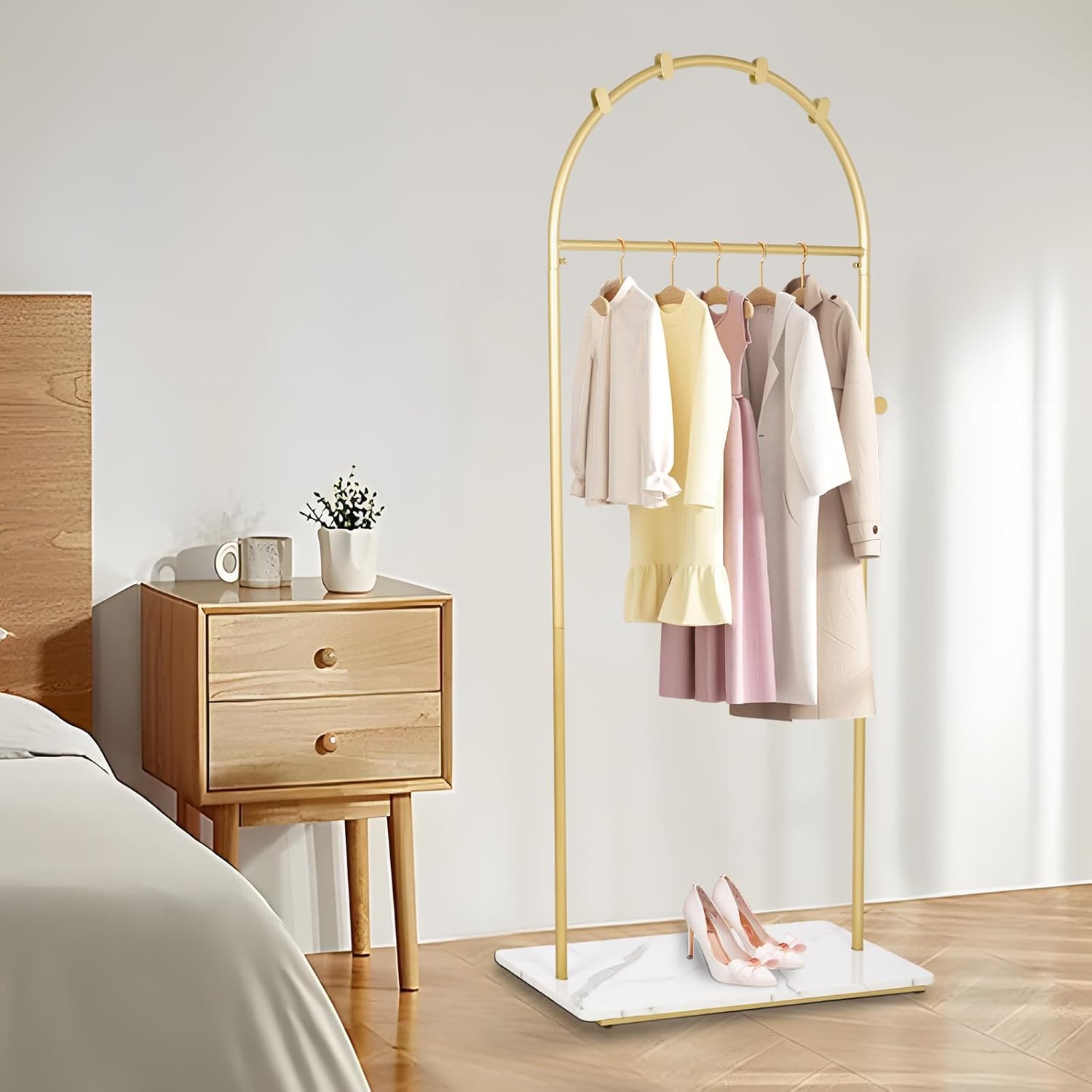 uyoyous Percheros dorados independientes para entrada con base de madera, percheros dorados con estante para dormitorio, hogar, sombrero, bufanda,