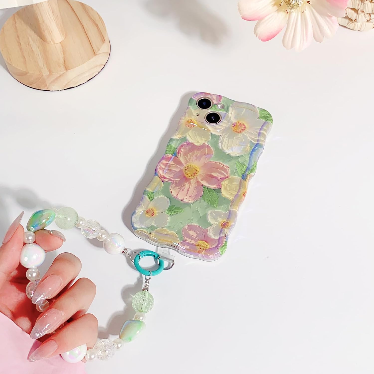 NITITOP Funda compatible con iPhone 13, bonita funda de pulsera floral de flores de aceite con bonita correa de muñeca verde para mujeres y niñas,