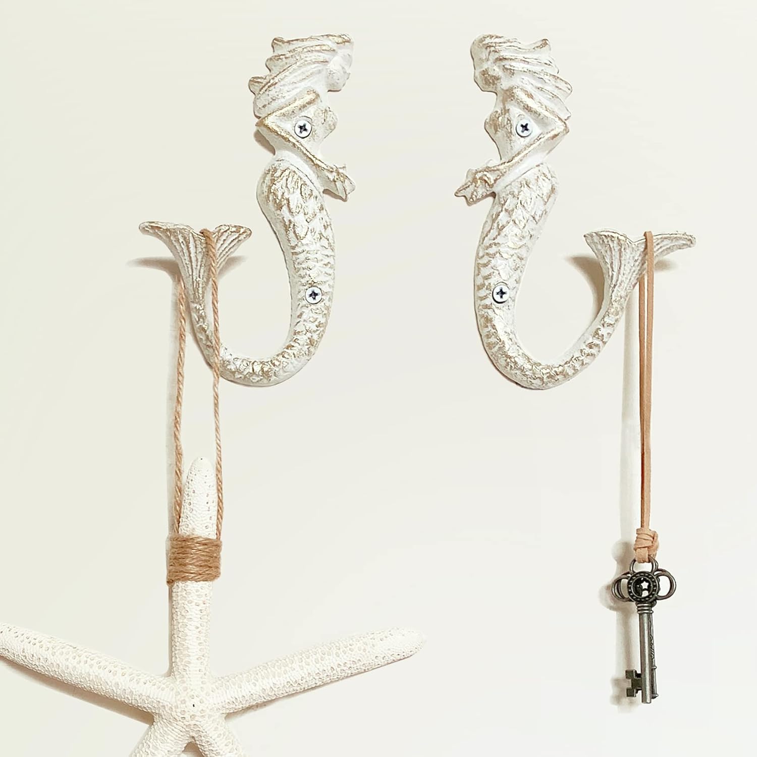 Juego de 2 ganchos decorativos de pared de hierro fundido de sirena, temática de playa y océano, decoración de pared rústica vintage (blanco,