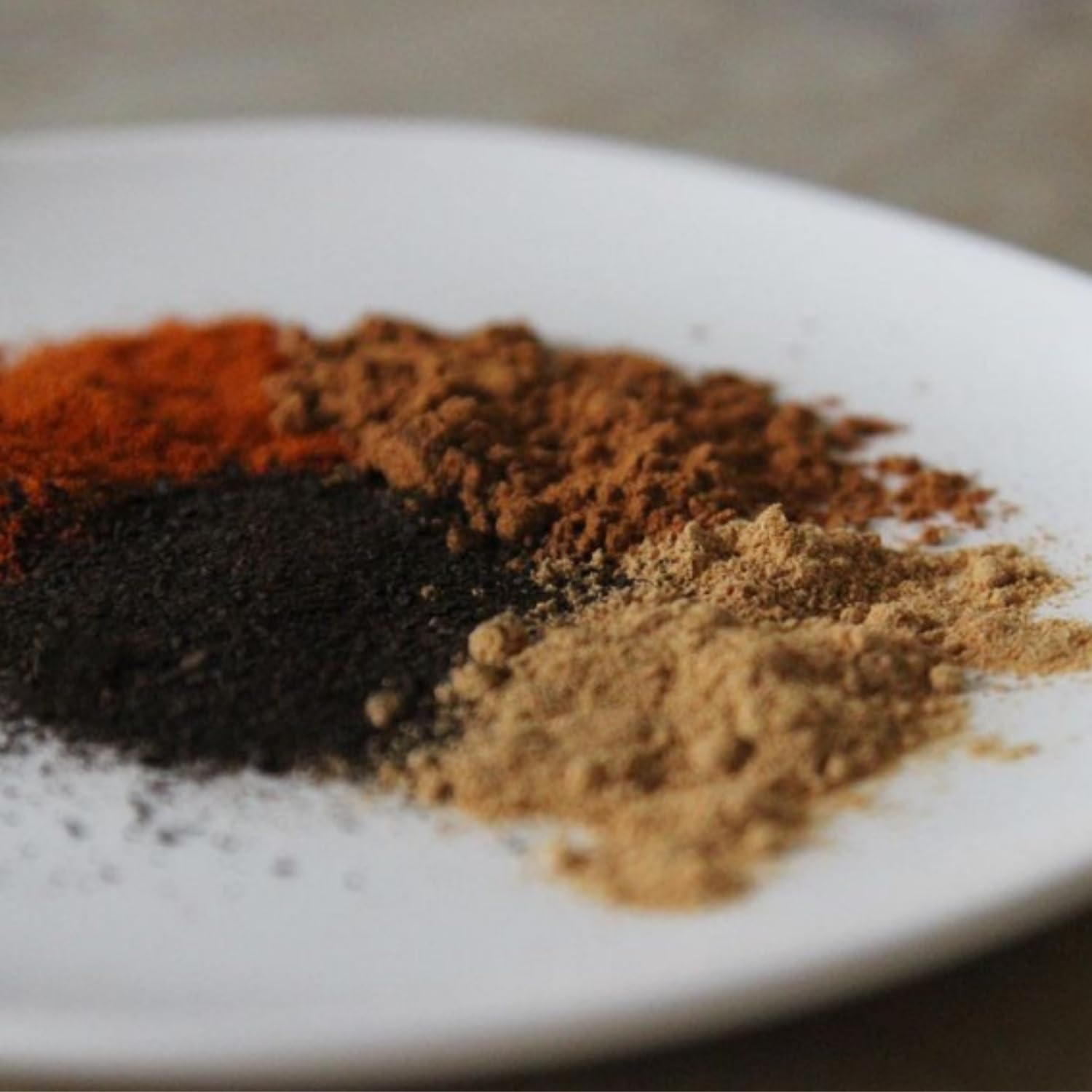Salsa picante .718 de Senior Lechuga, calor medio con sabores de guajillo y pimientos Pasilla, hecha con todos los ingredientes naturales, botella
