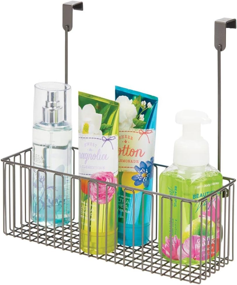 MDesign – Organizador o cesta de metal para armario de baño, para colgar en las puertas del gabinete sostiene champú, acondicionador, gel de lavado