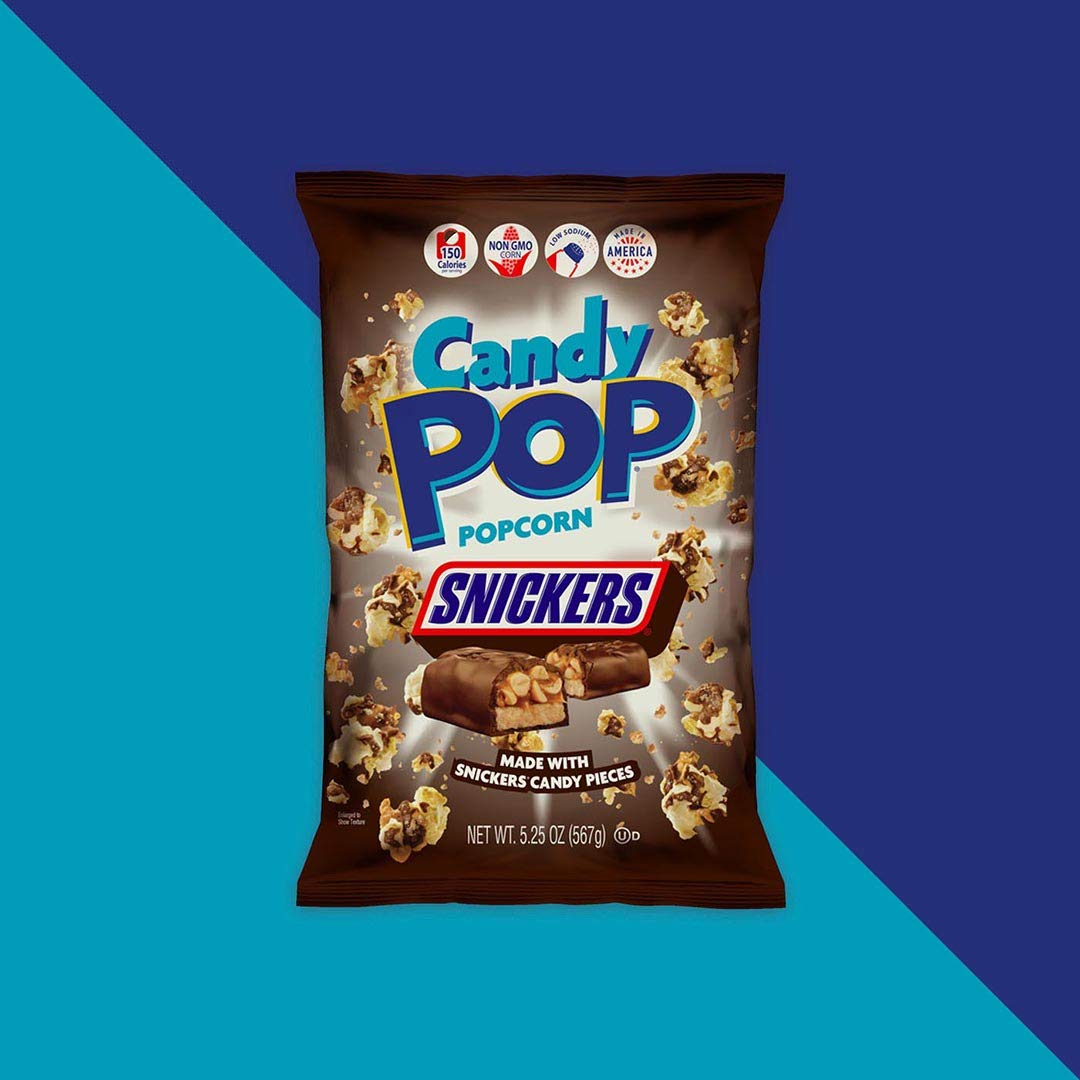 CANDY POP Snickers – Palomitas de maíz recubiertas de caramelo (bolsas de 5.25 onzas) hechas con piezas de caramelo de Snickers reales, paquete de 12