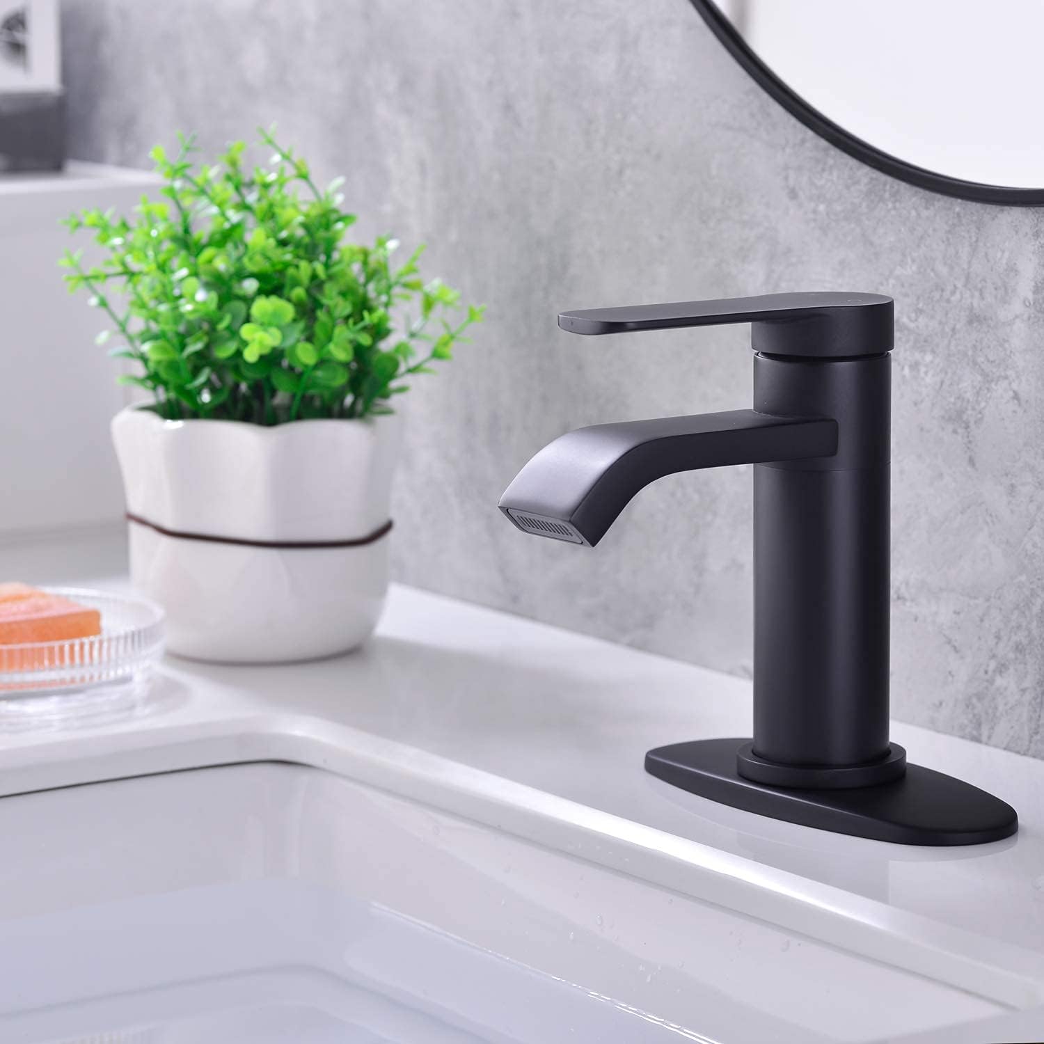 Grifo de baño negro mate de un solo orificio con placa de cubierta, grifo de baño en cascada de una sola manija, moderno grifo de lavabo de baño con