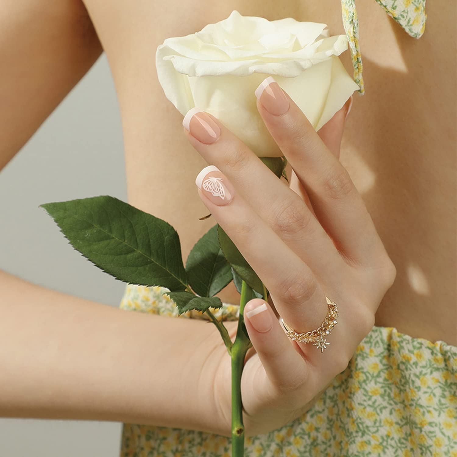 24 uñas postizas cortas de punta francesa, uñas postizas cortas, uñas adhesivas brillantes, uñas acrílicas de cobertura completa con diseño de