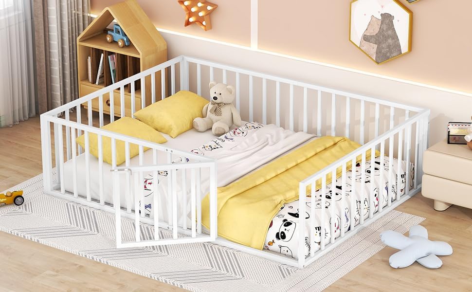 TURRIDU Cama de suelo de metal tamaño Queen, marco de cama Montessori Queen con valla y puerta, cama Queen con diseño de puerta, cama de valla para