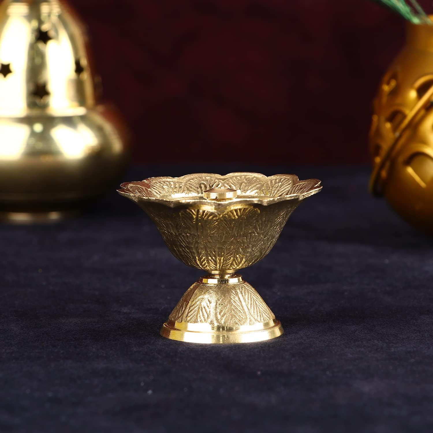 SATVIK – 1 pieza de latón en forma de flor Diya diseño grabado Devdas Metal Akhand Dia Festival Diwali Puja Pooja Mandir Home Temple Oil Lamp con