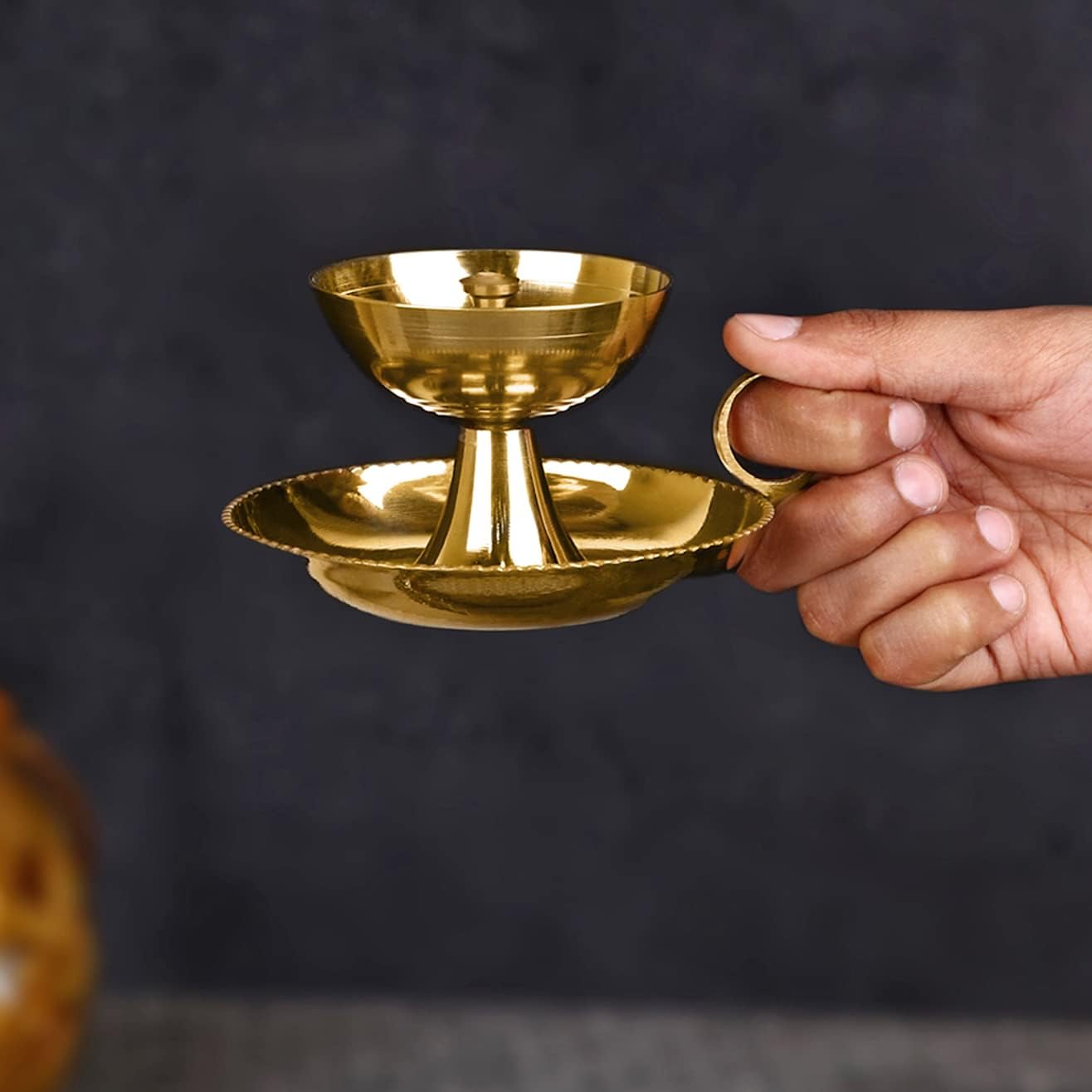 SATVIK Aarti Diya de latón con mango de anillo soportado, lámpara de aceite Puja Jyot de mano Kutthu Vilakku Festive Diwali Mandir Templo Aarti