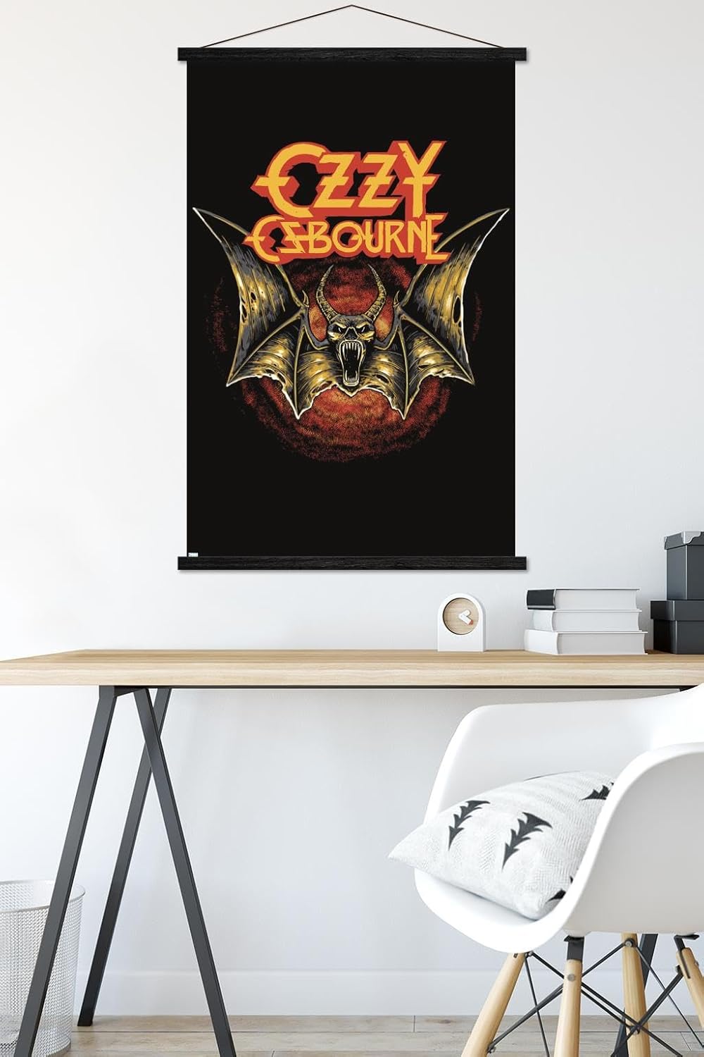 Trends International Ozzy Osbourne – Póster de pared con logotipo de murciélago, 22.37 x 34.00 pulgadas, paquete de impresión premium y colgador