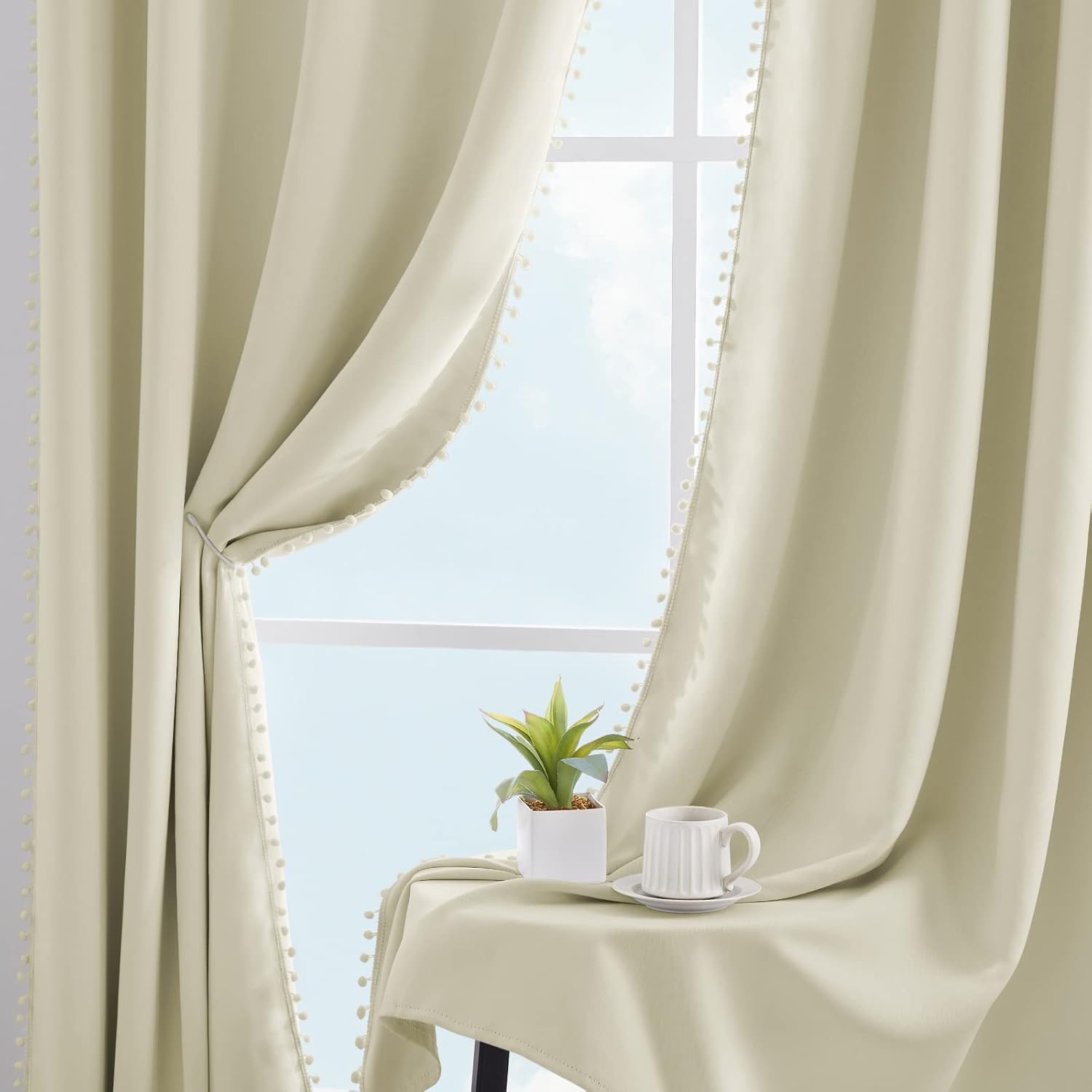 HOMEIDEAS Cortinas opacas beige con pompones de 52 x 63 pulgadas, cortinas color marfil para niños, cuarto de bebé, cortinas de oscurecimiento de