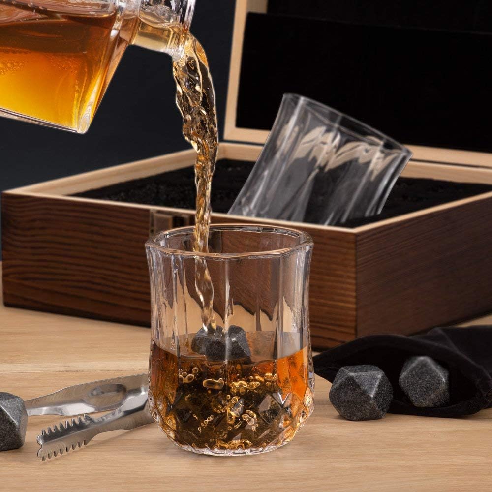 Maverton – Juego de regalo de piedras de whisky – Rocas escalofriantes en caja de madera grabada – 8 cubitos de hielo reutilizables con 2 vasos –