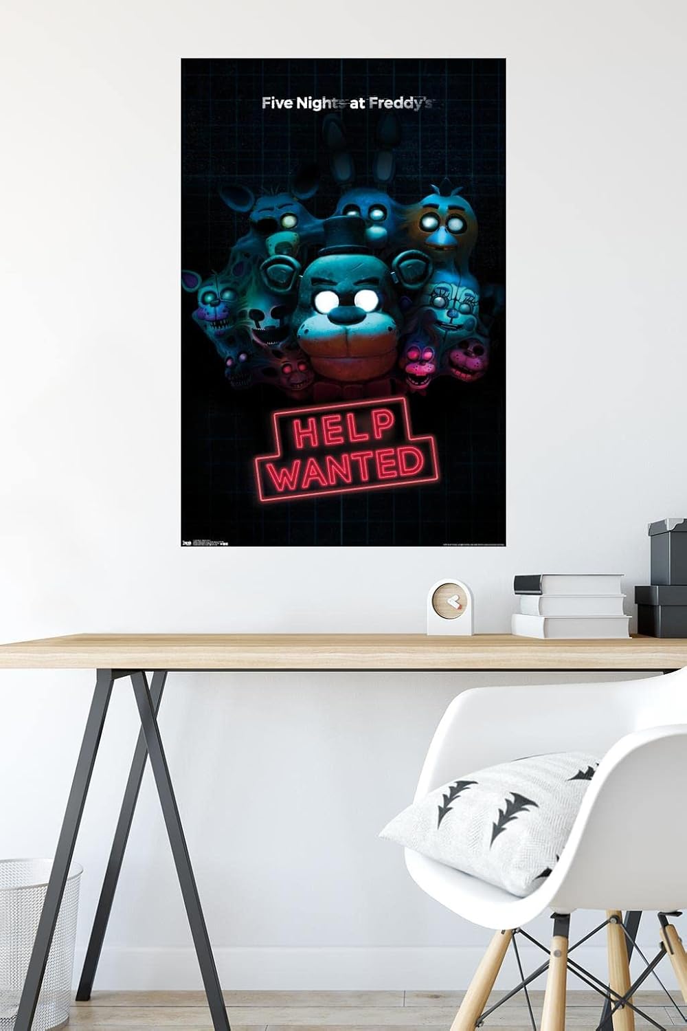 Trends International Five Nights at Freddy’s – Póster de pared con texto en inglés “Help Wanted”, 22.375 x 34 pulgadas, versión premium sin marco