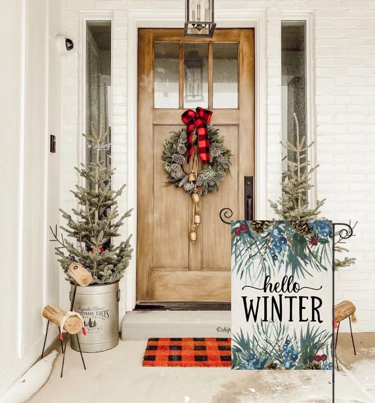 EKOREST Banderas verticales de jardín de 12 x 18 pulgadas con texto en inglés Hello Winter de doble cara, ramitas de pino para exteriores,