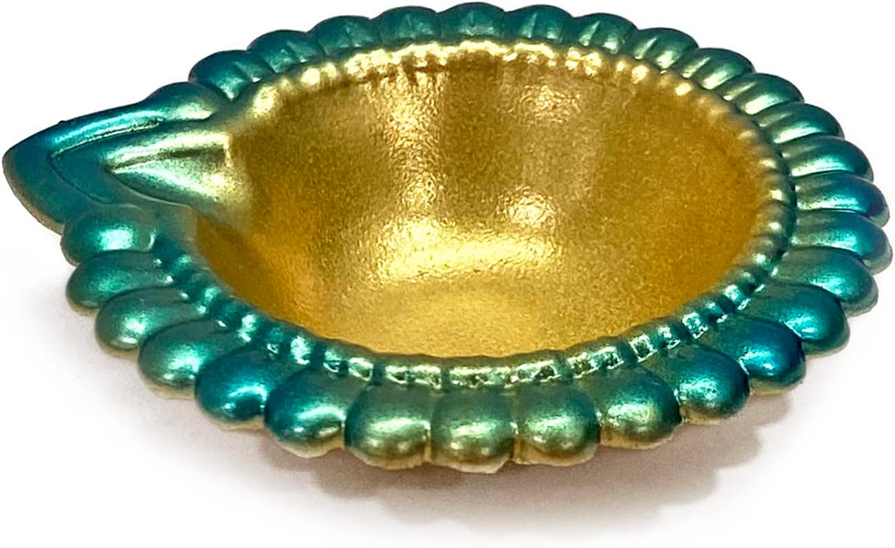 Satvik – 12 piezas de diseño de metal multicolor Lakshmi Diya para decoración de Diwali. Lámpara de aceite Dia Deepak para interiores y exteriores,