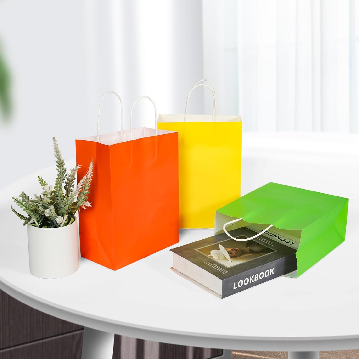 Bekoetoz 40 bolsas de regalo de papel kraft blanco con asas, 8 colores de 8.3 x 5.9 x 3.2 pulgadas, bolsas de regalo a granel para cumpleaños,