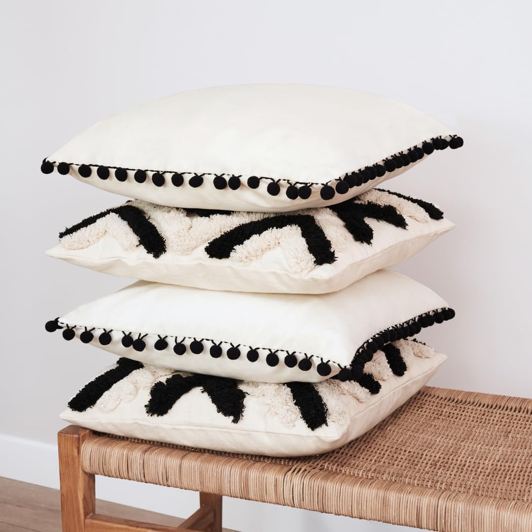 NAIMDECOR Juego de 4 fundas de almohada bohemias de color negro y crema de 18 x 18 pulgadas, almohadas decorativas para sofá, pompones de terciopelo