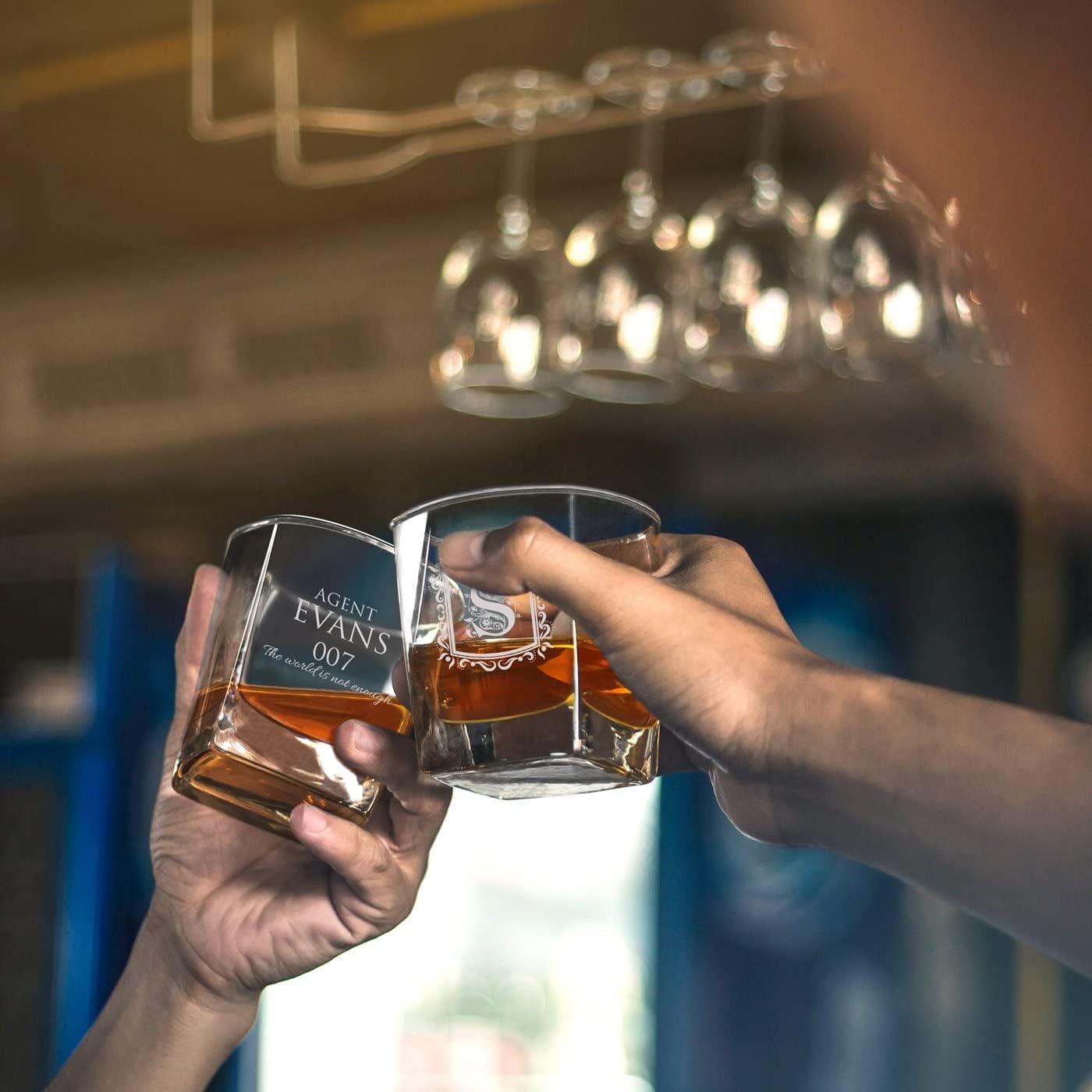 Maverton Juego de whisky personalizado para hombre, elegante jarra con 4 vasos para él, botella de vidrio para caballero, cristalería grabada para
