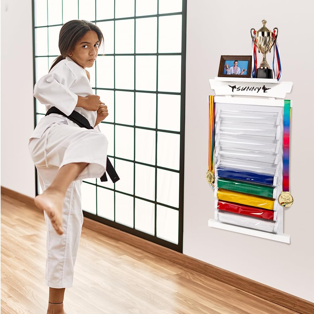 Tilhumt 10 cinturones de Taekwondo con calcomanías, estante de exhibición de cinturón de karate con estante para trofeosfotos, diseño a prueba de